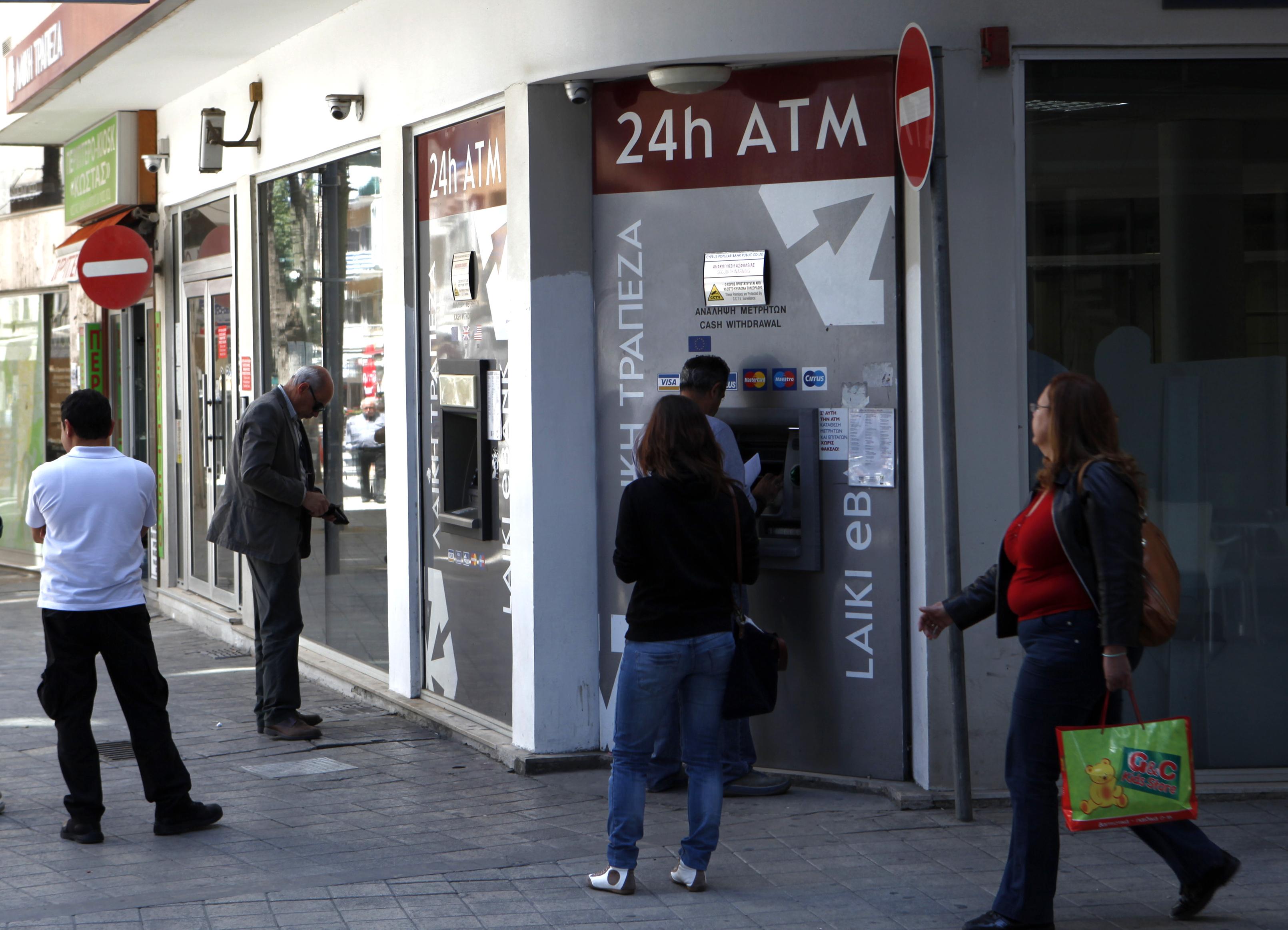 Εξετάζεται η άρση των περιορισμών στις τραπεζικές συναλλαγές στην Κύπρο